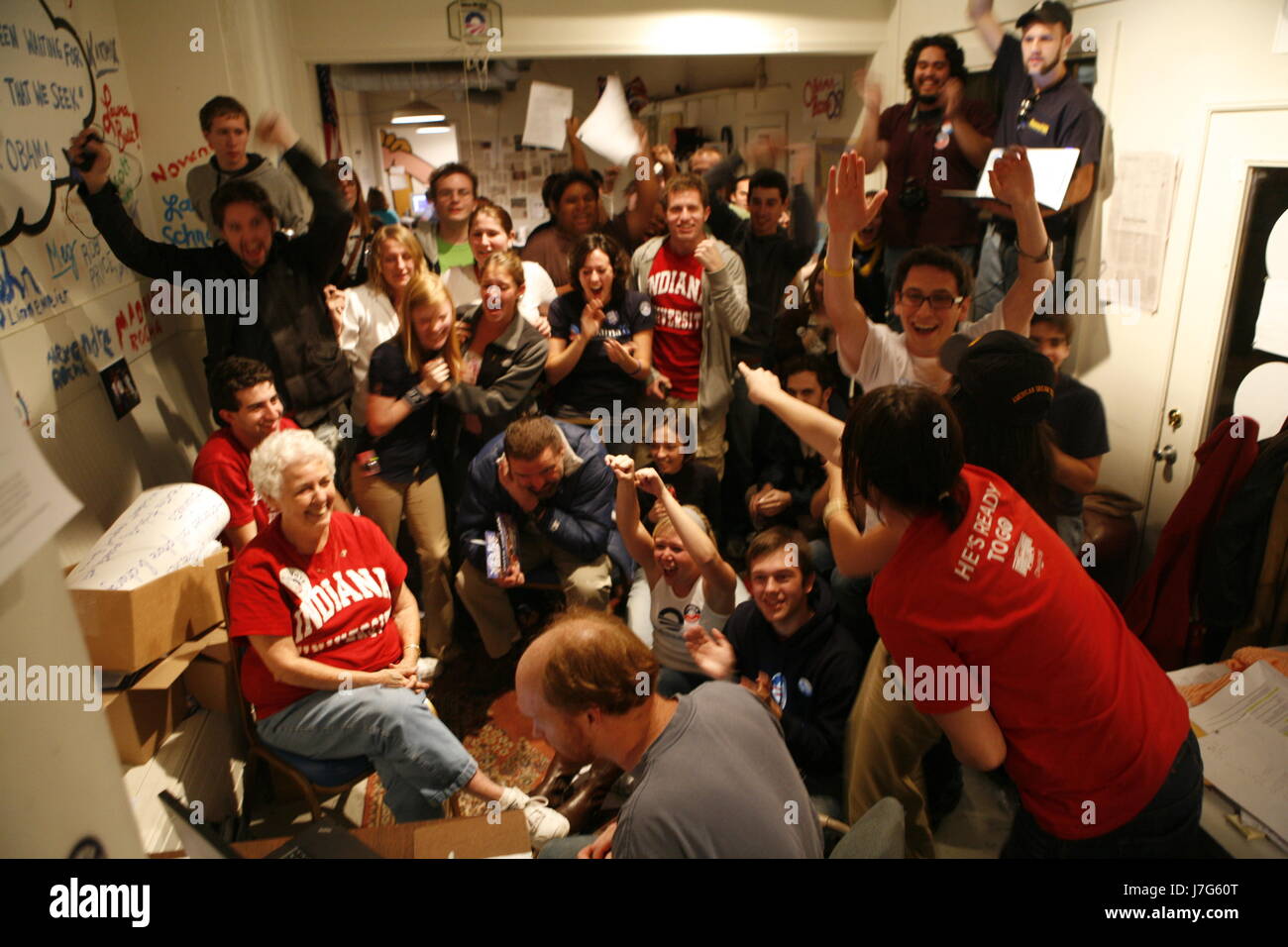 Volontari allegria a Barack Obama presso la sede centrale a Bloomington, Indiana il 4 novembre 2008 - elezione notte - come la televisione news annuncia un piccolo filo per Obama McCain nuovamente al momento in questa fotografia. Foto Stock