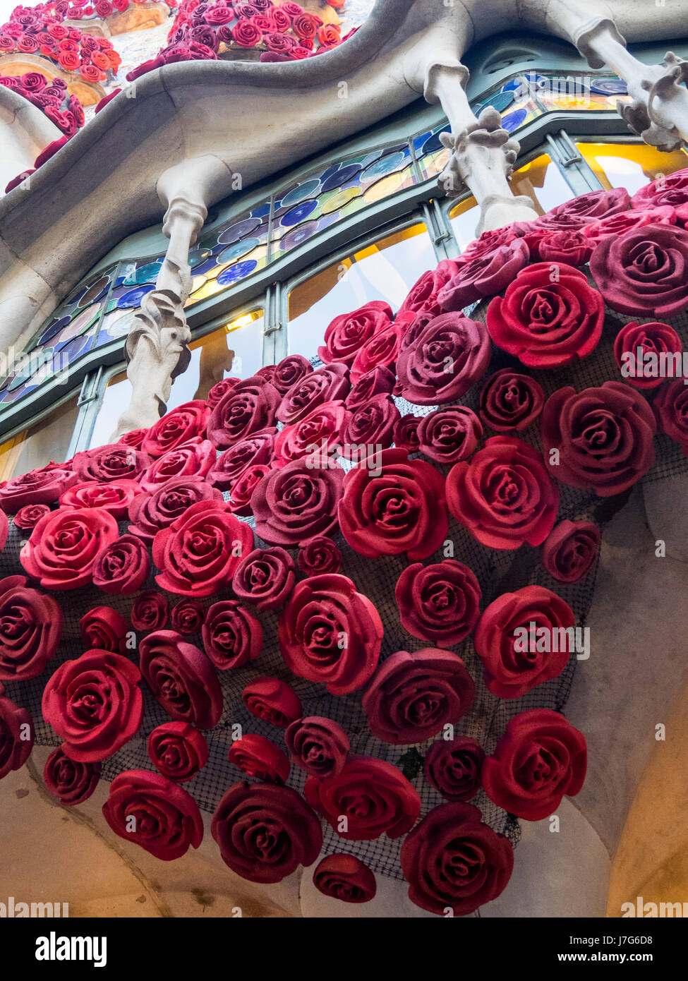 Casa Batlló, progettato da Antoni Gaudi, adornata con Red Rosette festeggia Sant Jordi giorno, Barcelona, Spagna. Foto Stock