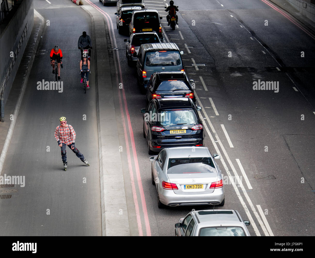 I ciclisti utilizzando il ciclo TFL Superstrada in Upper Thames Street, Londra. Aperto nel 2016. Foto Stock