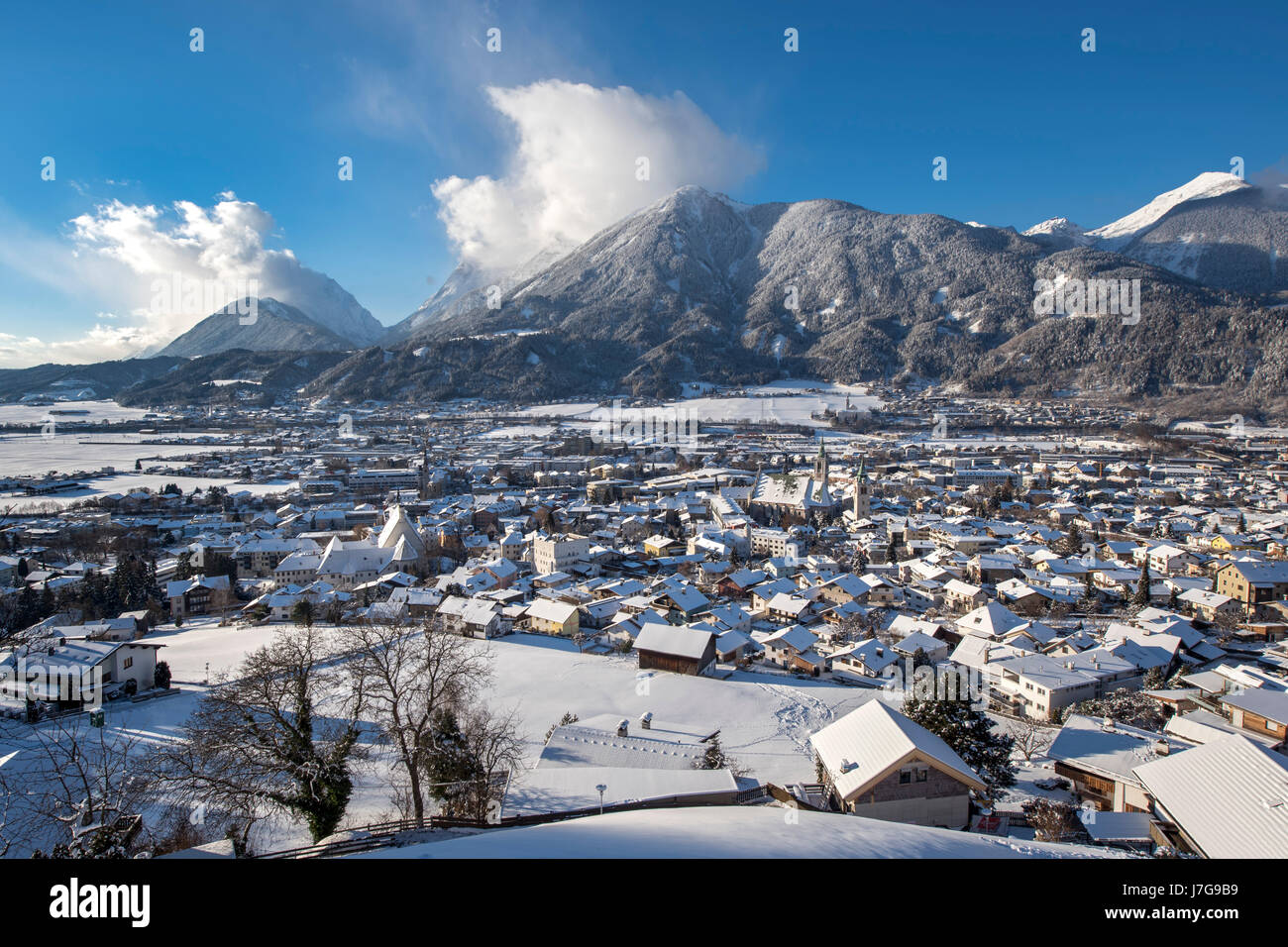 Vista di Schwaz, in inverno, Tirolo, Austria Foto Stock