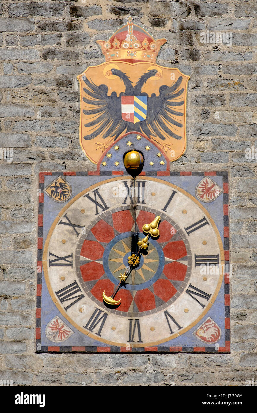 Torre con orologio con aquila tirolese stemma, Zwölferturm tower nel centro storico, Vipiteno, Vipiteno Foto Stock