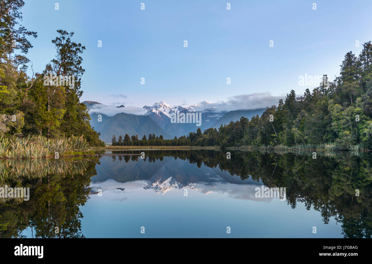 Mt. Tasman e Mt. Cuocere, riflesso nel lago Matheson, parco nazionale di Mount Cook, Westland National Park, Nuova Zelanda Alpi Foto Stock