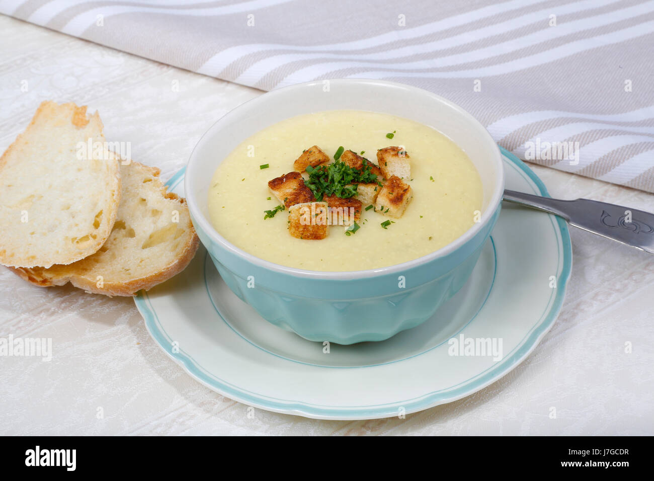 Zuppa al formaggio con crostini alle erbe, piastra, ciotola, fette di pane Foto Stock