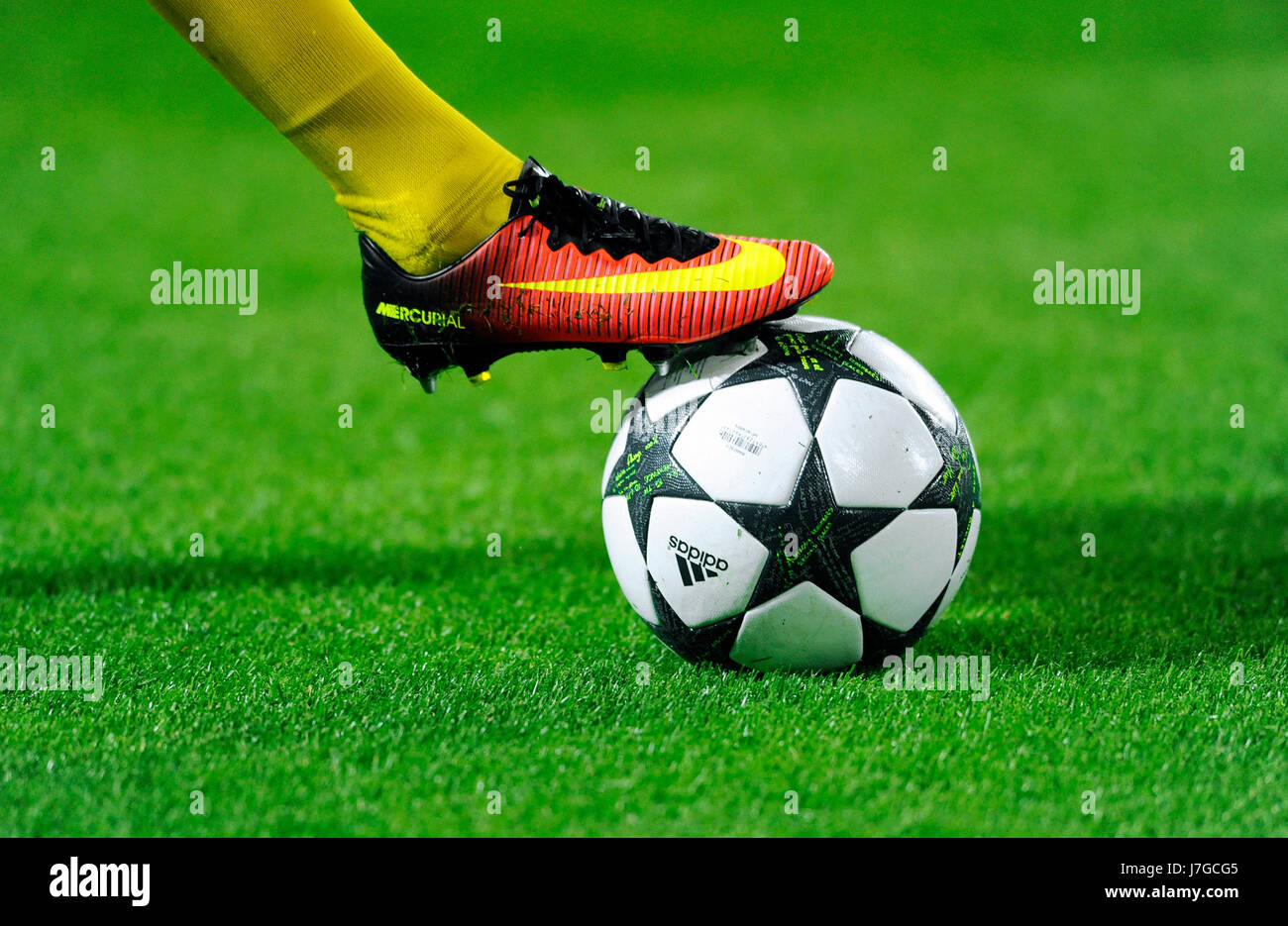 Nike scarpa da calcio su Adidas Champions League Ball, Germania Foto Stock