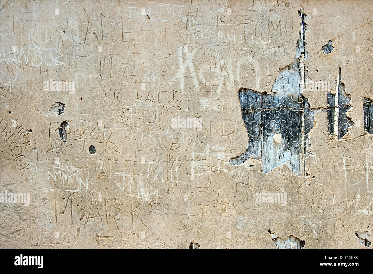 Vintage sulla parete orizzontale fotocamera foto rotto rovine daub grafitti graffiti Foto Stock