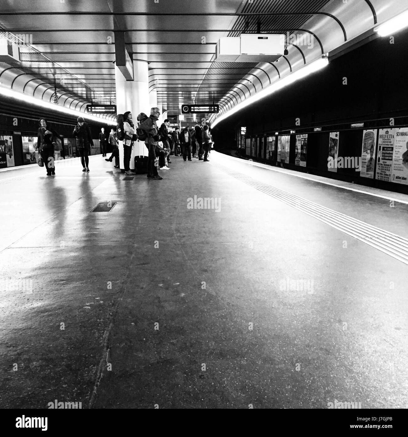 Foto in bianco e nero di un treno di Vienna piattaforma, Vienna, Austria Foto Stock