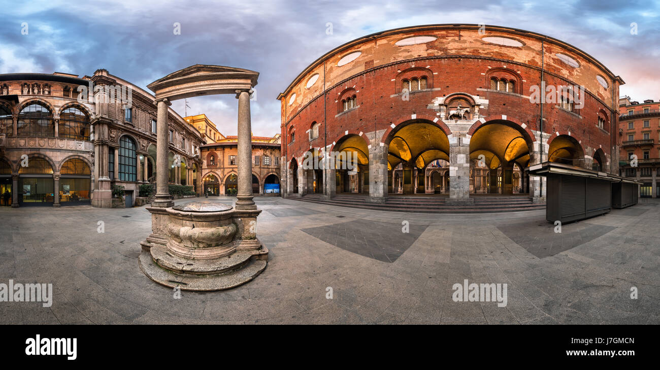 Panorama del Palazzo della Ragione e Piazza dei Mercanti in mattinata, Milano, Italia Foto Stock