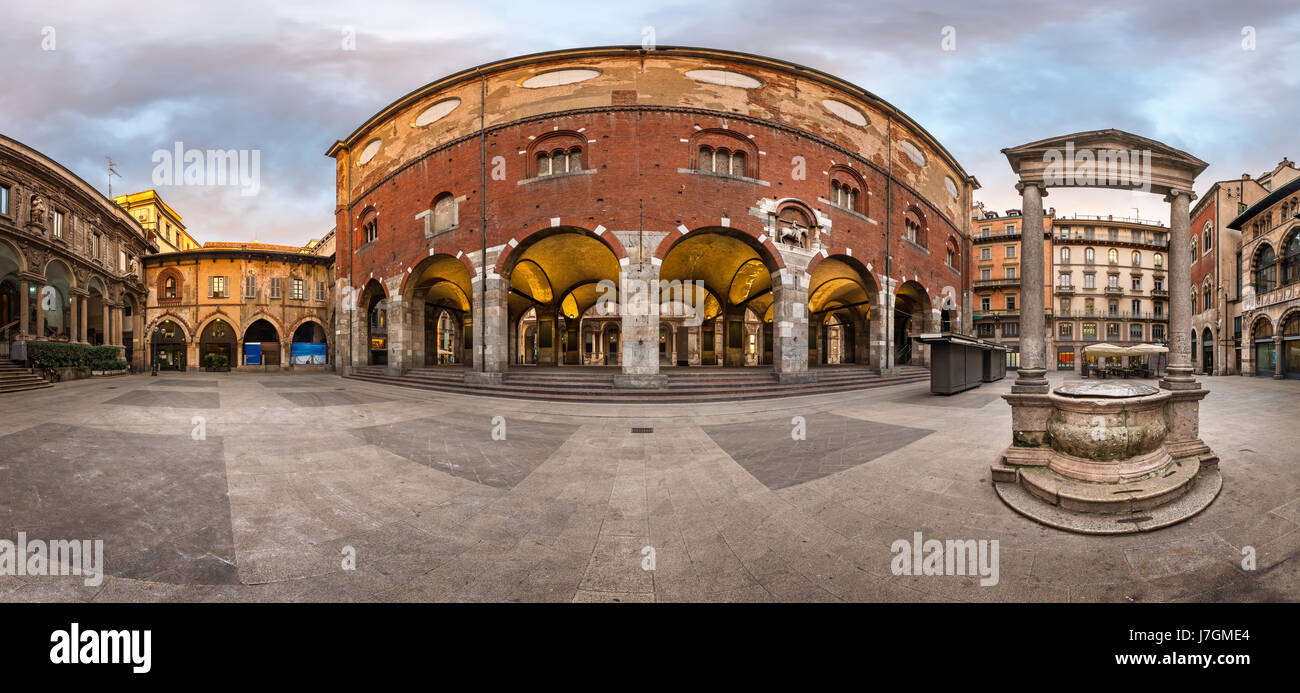 Panorama del Palazzo della Ragione e Piazza dei Mercanti in mattinata, Milano, Italia Foto Stock