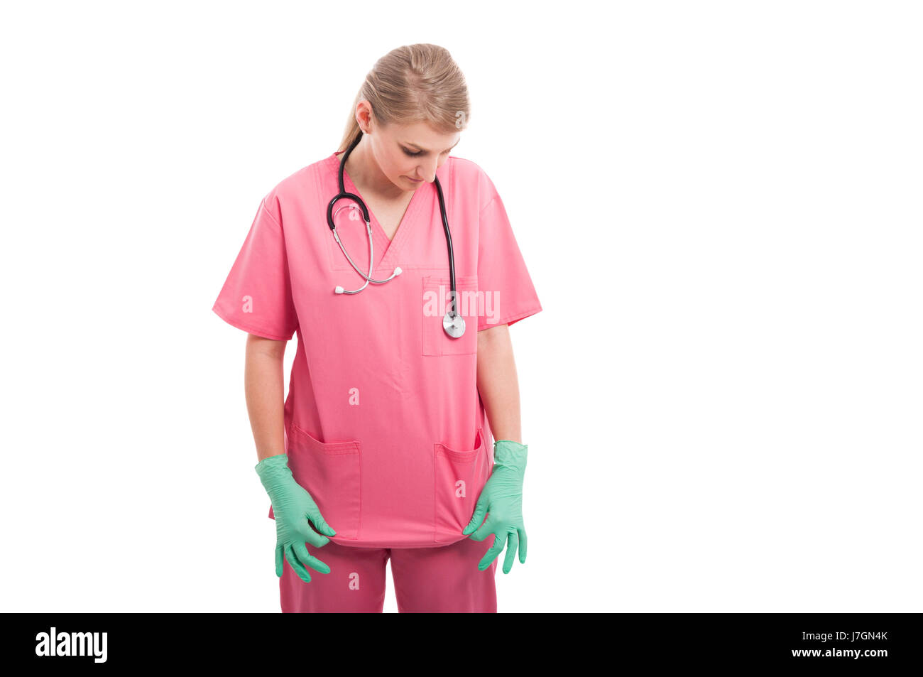 Carino lady infermiere medico disponendo la sua rosa frega isolati su sfondo bianco Foto Stock