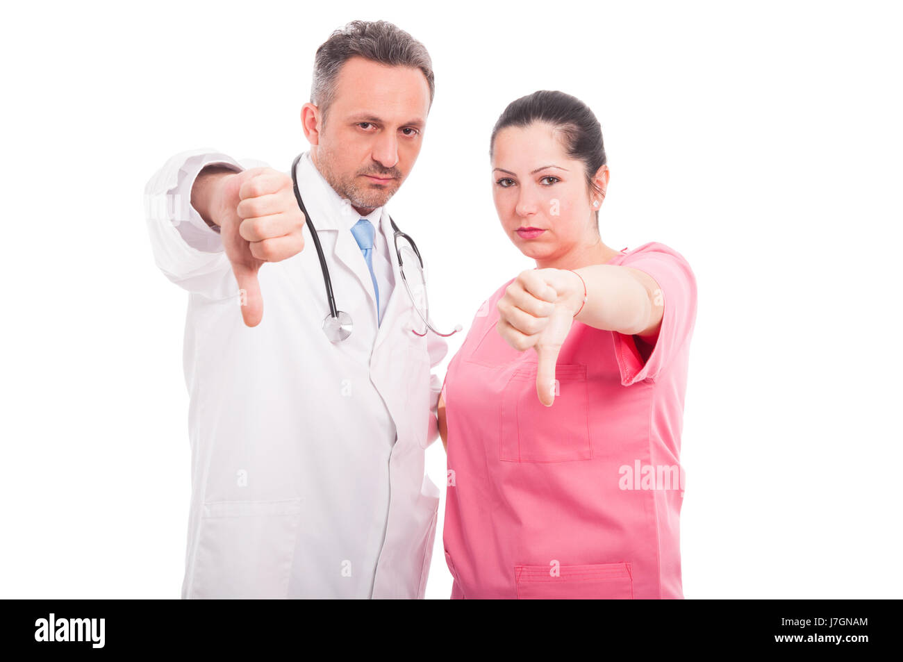 Siamo rimasti delusi da un medico e la donna dando pollice in giù la mano gesto isolato su sfondo bianco Foto Stock