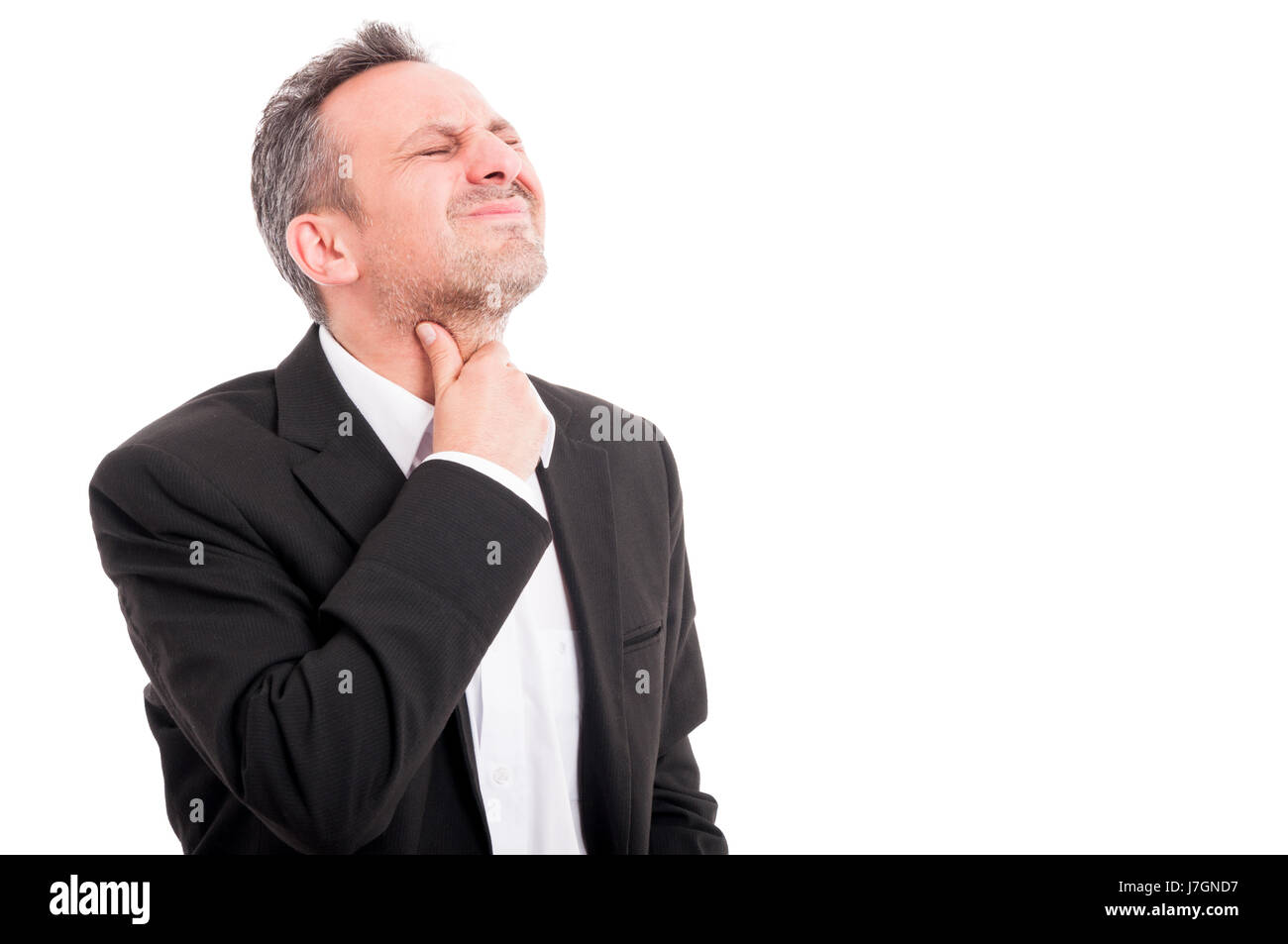 Giovane uomo con la gola del dolore o di tonsillite isolato su sfondo bianco con spazio copytext Foto Stock