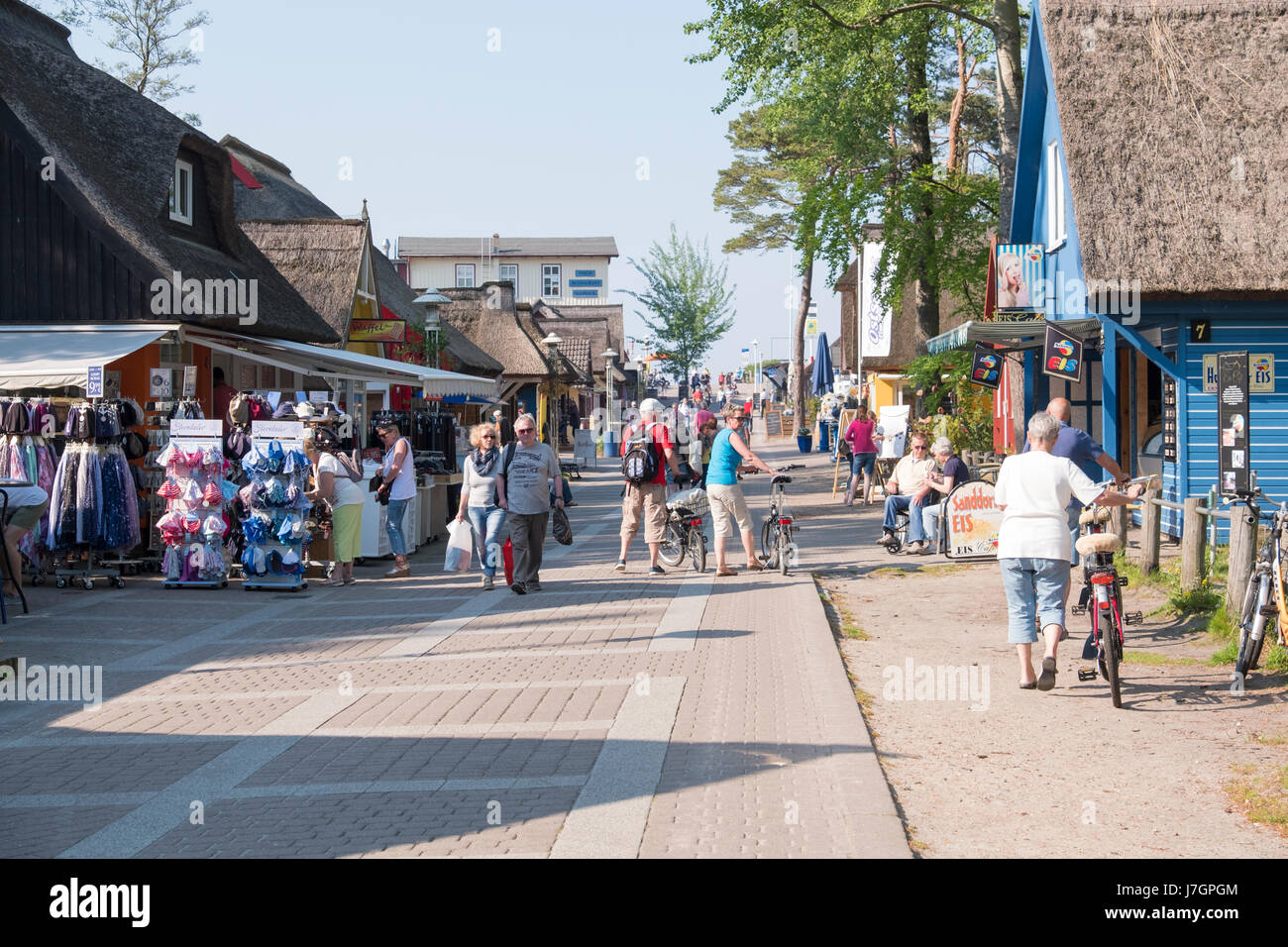 La strada dello shopping di Prerow, Darss, Meclenburgo-Pomerania Occidentale, Germania Foto Stock