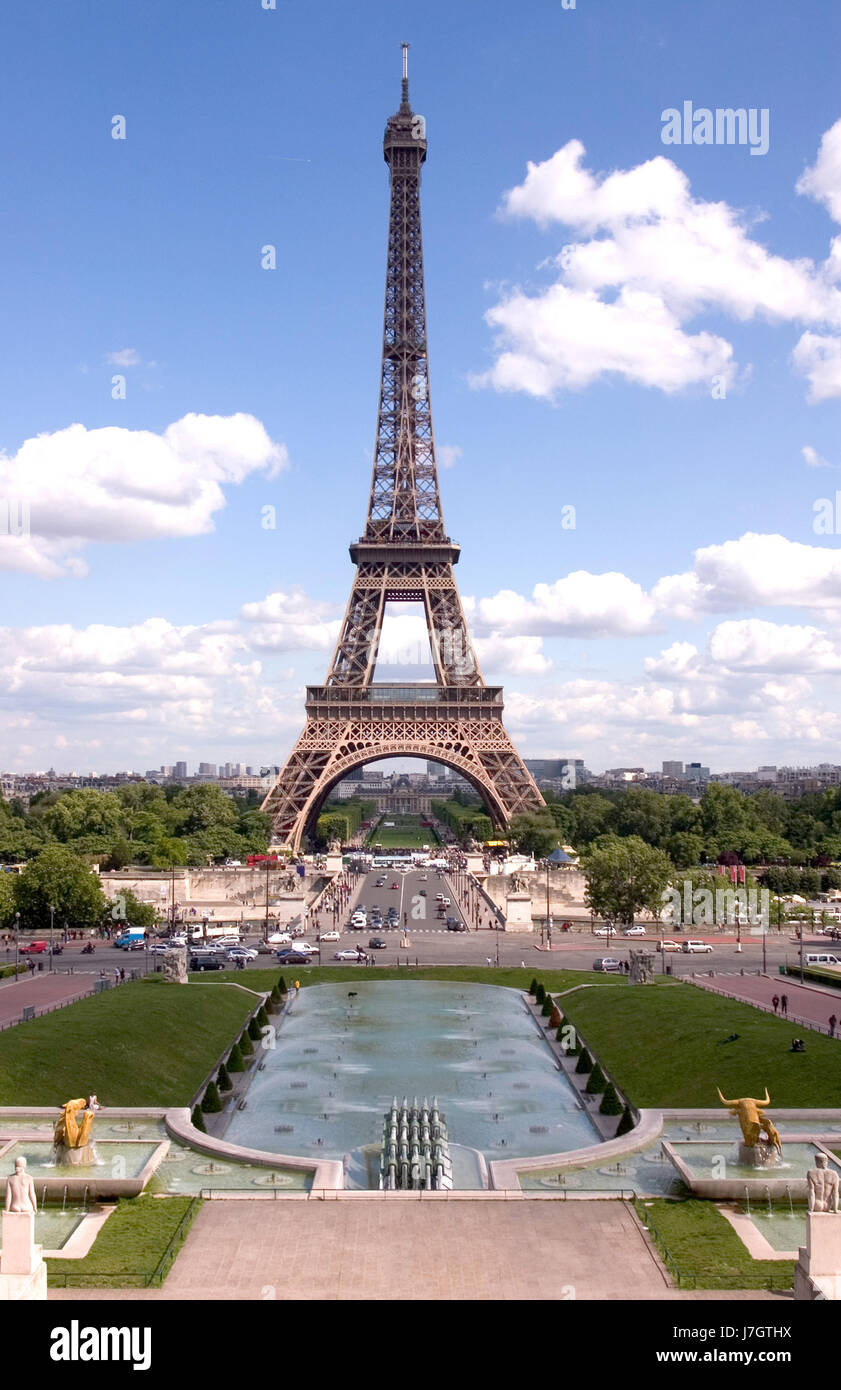 Torre grande grande enorme extreme potente imponente immensa città importanti città Foto Stock