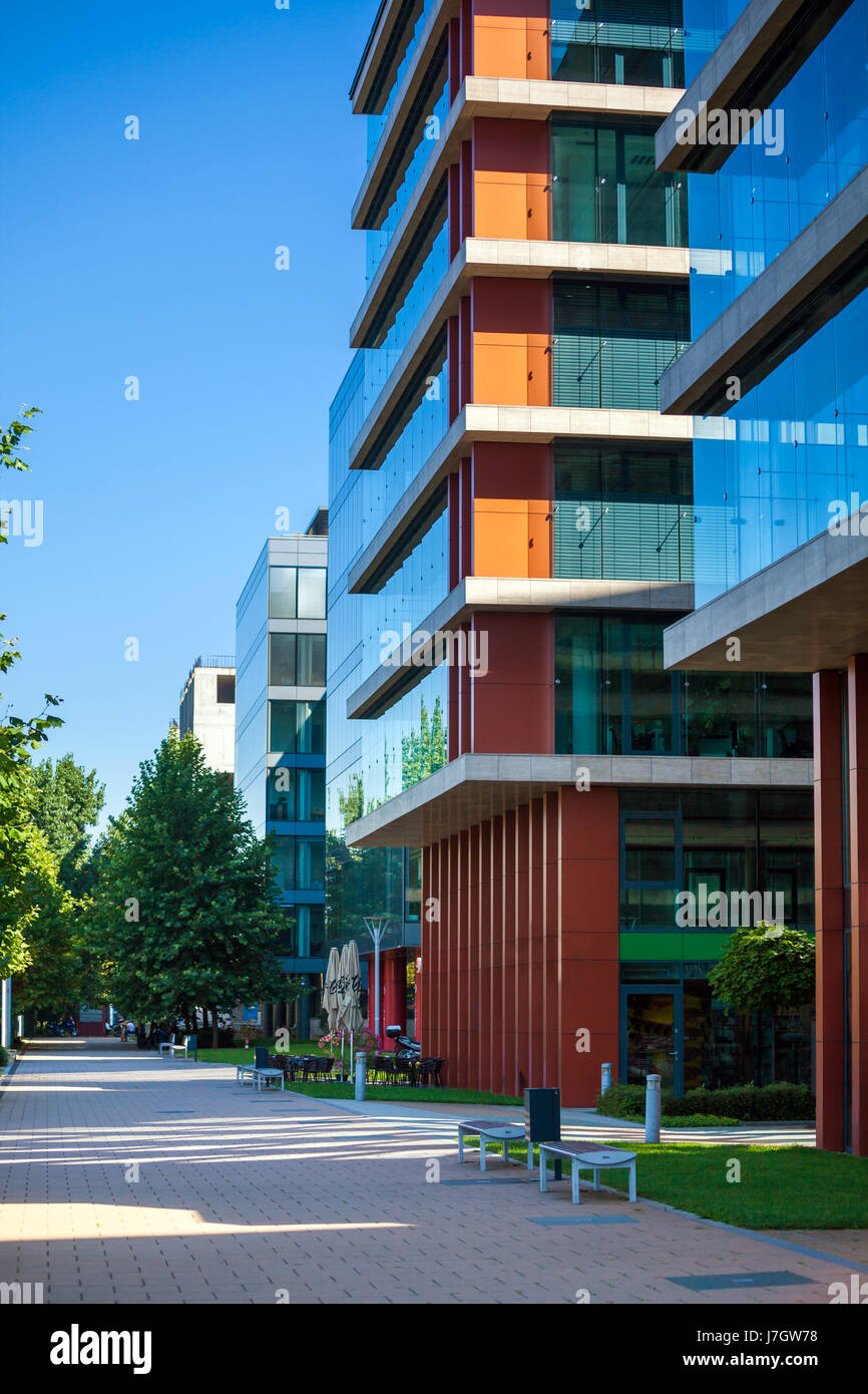 Alley con edifici di uffici nella moderna zona di Budapest Foto Stock