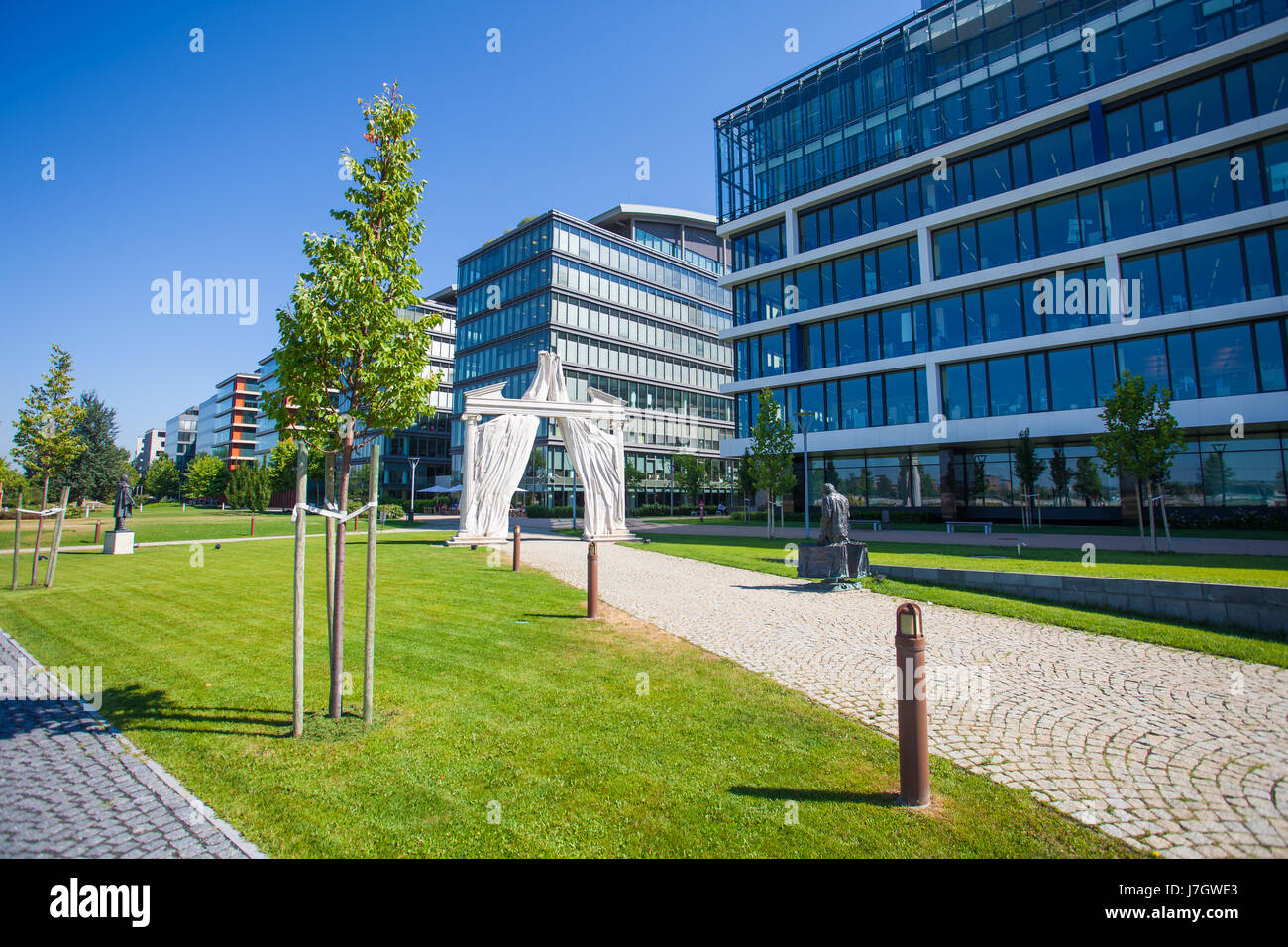 Ingresso ad arco a Budapest il Teatro Nazionale di fronte all edificio moderno di uffici, Ungheria Foto Stock