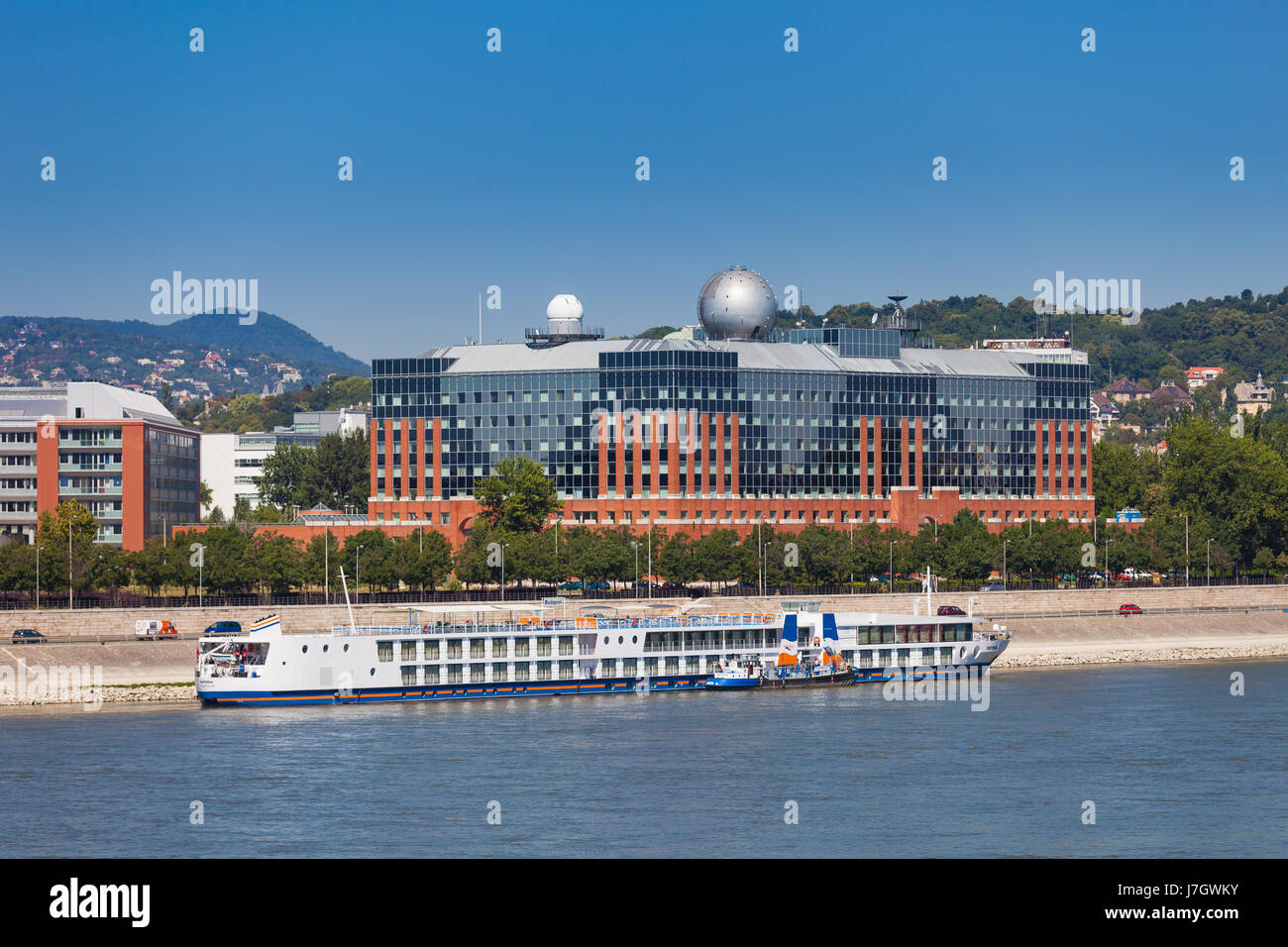 La nave di crociera sul fiume Danubio shore a Budapest, Ungheria Foto Stock