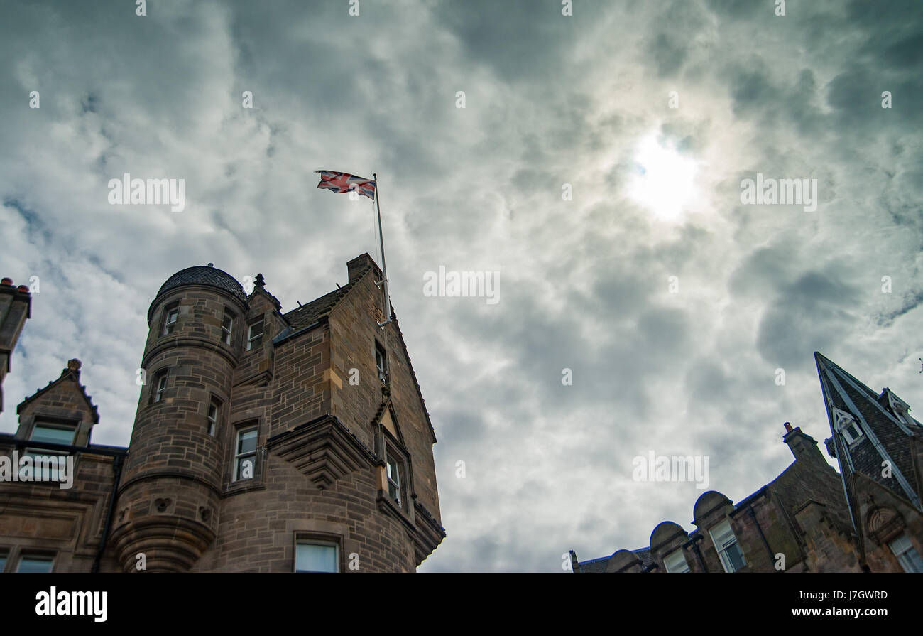 Bandiera britannica Union Jack sulla parte superiore di un edificio su Cockburn Street di Edimburgo in Scozia Foto Stock