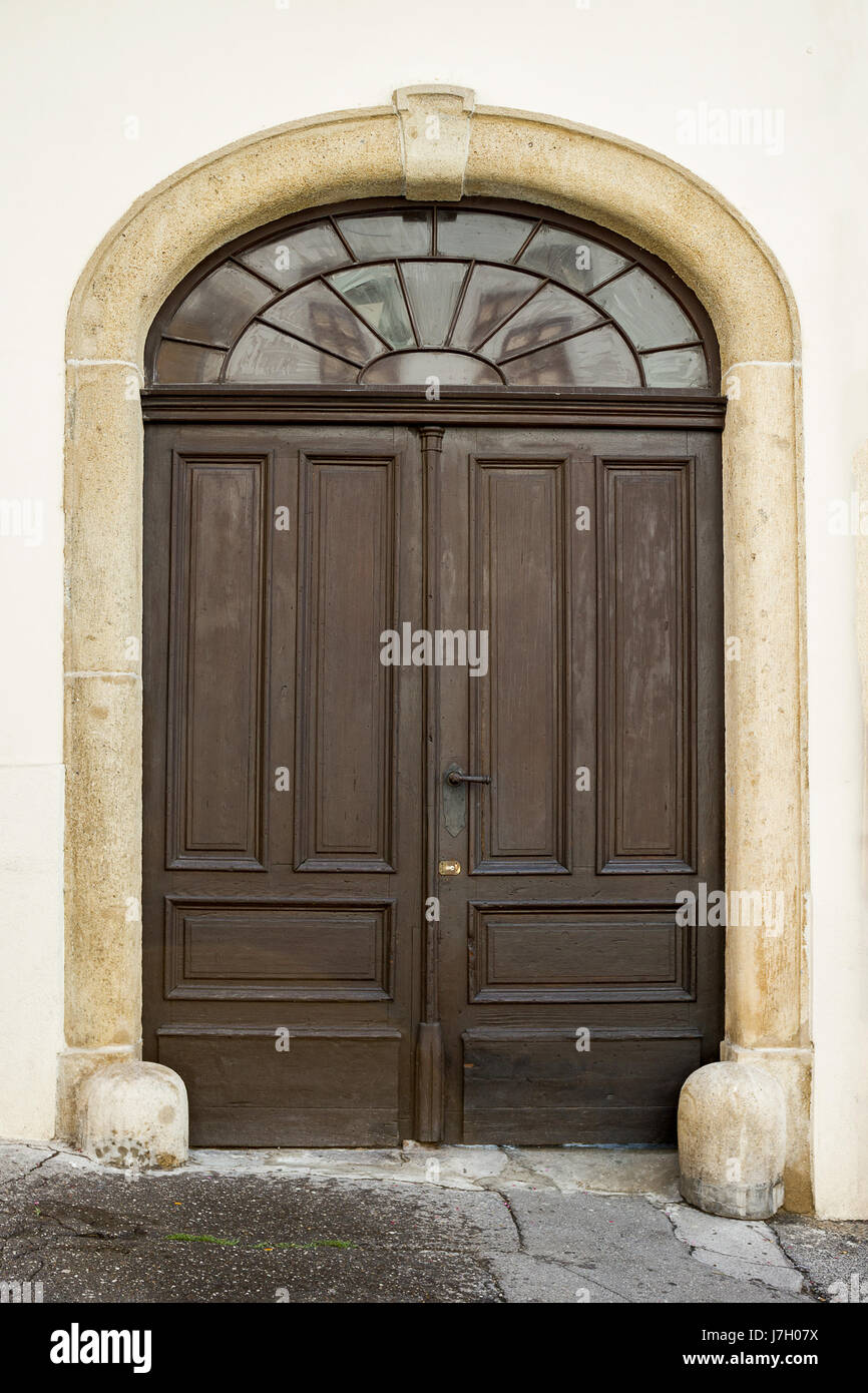 Vecchio decorativa della porta di legno Foto Stock