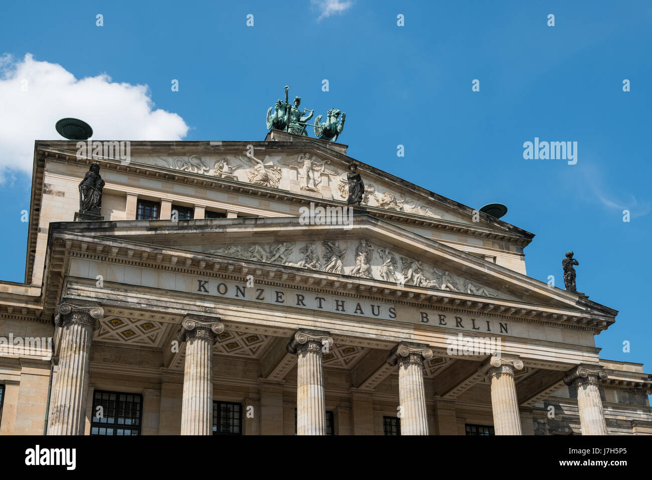 Berlino, Germania - 23 maggio 2017: la facciata della sala concerti Konzerthaus () di Berlino a Gendarmenmarkt a Berlino. Foto Stock