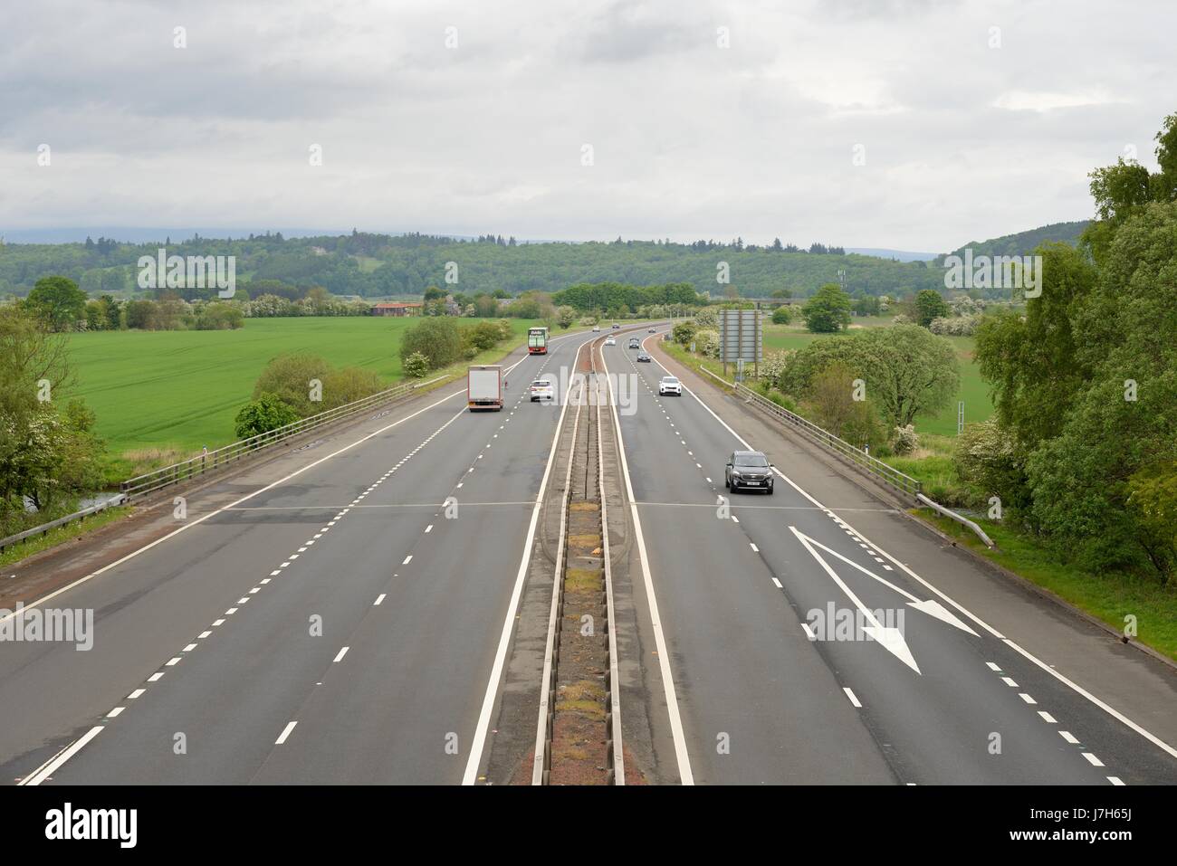 M9 autostrada guardando verso nord fino a Stirling, in Scozia, Regno Unito Foto Stock