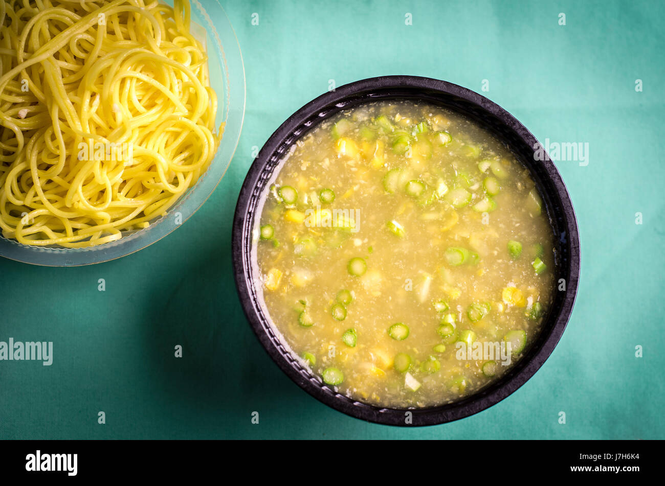 Una ciotola di pollo al curry con tagliatelle Foto Stock