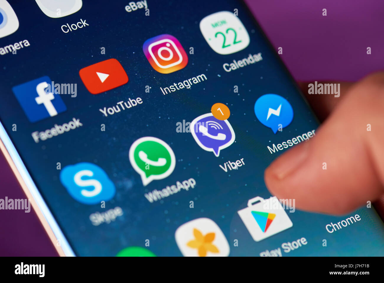 New york, Stati Uniti d'America - 22 Maggio 2017: Viber Icona app su smartphone moderni display close-up attorno ad altre applicazioni Android Foto Stock