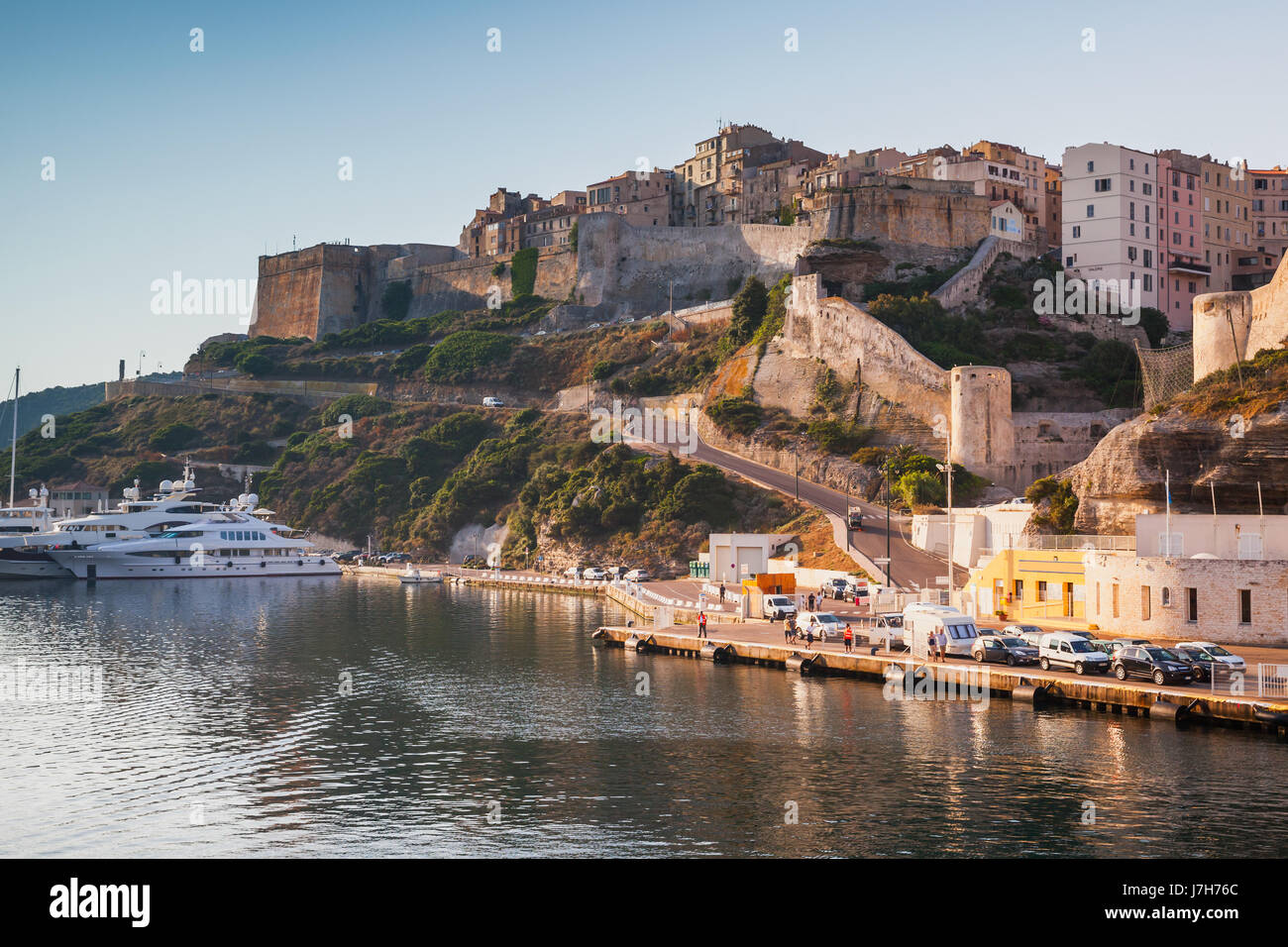 Porto di Bonifacio nel caldo sole del mattino, montuosa isola del Mediterraneo Corsica, Corse-du-Sud, Francia Foto Stock