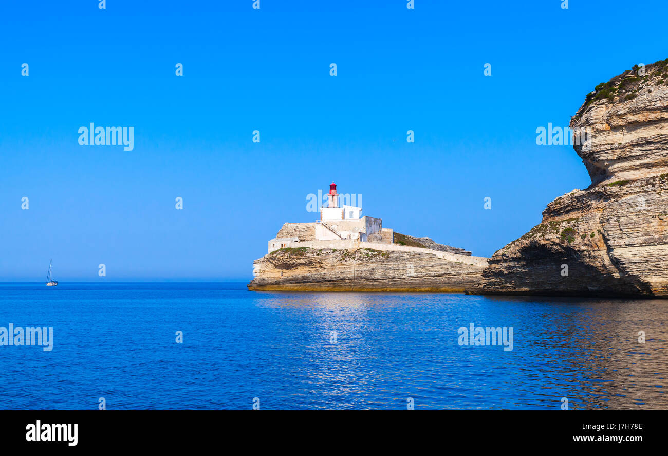 Madonetta, torre faro con parte superiore rossa. Entrata al porto di Bonifacio. Montano Mediterraneo Corsica, Corse-du-Sud, Francia Foto Stock