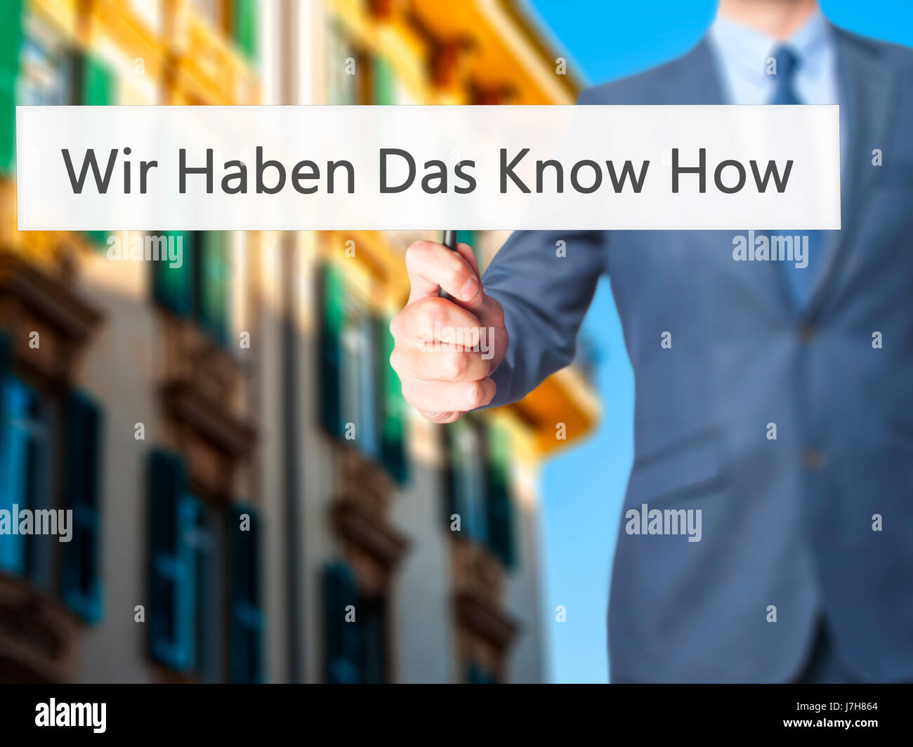 Wir haben Das Know How! (Abbiamo il know-how in tedesco) - Imprenditore mano azienda segno. Business, tecnologia internet concetto. Stock Photo Foto Stock