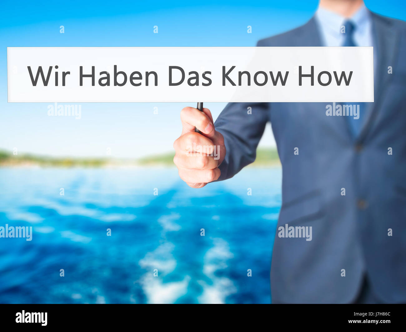 Wir haben Das Know How! (Abbiamo il know-how in tedesco) - Imprenditore mano azienda segno. Business, tecnologia internet concetto. Stock Photo Foto Stock