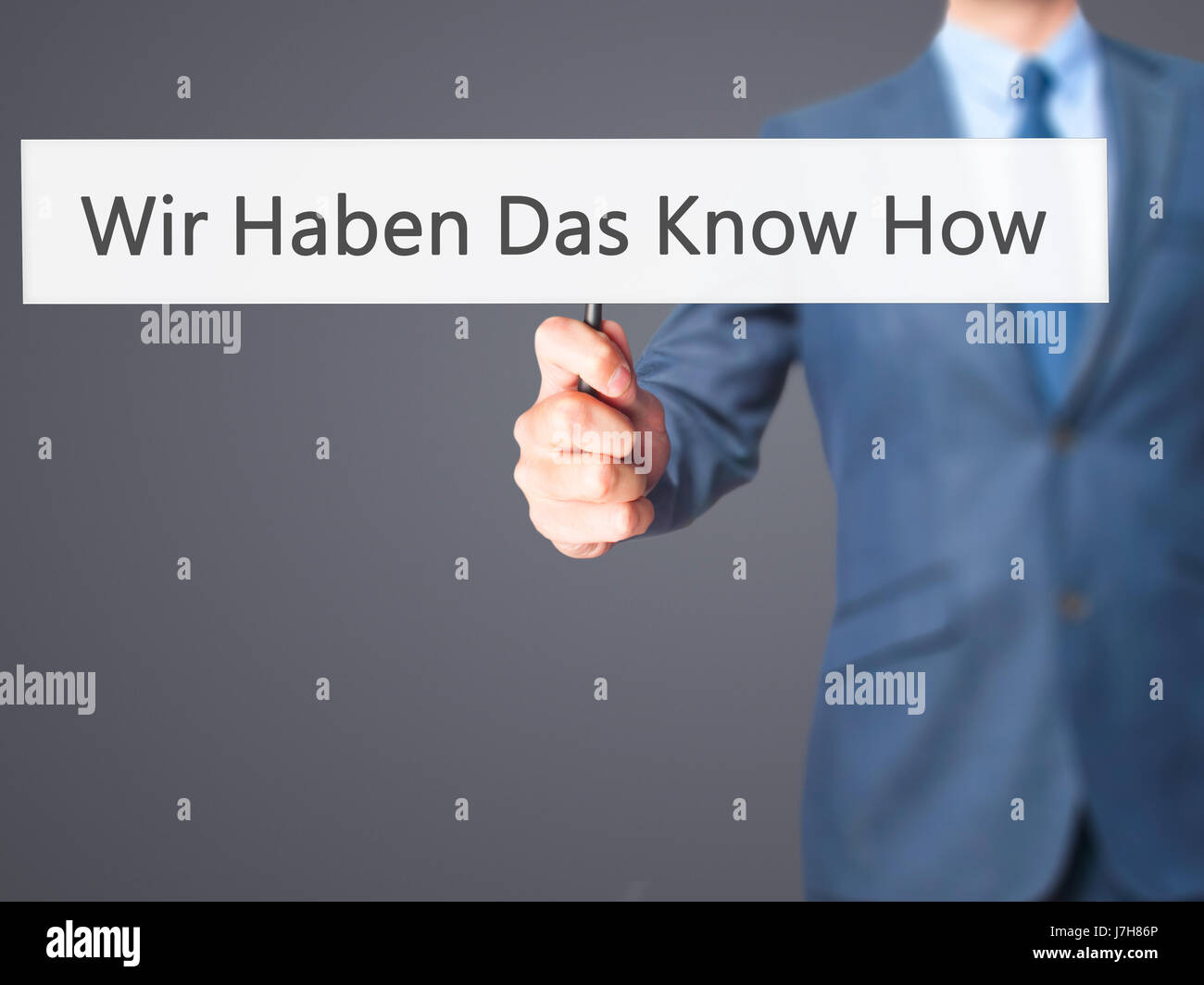 Wir haben Das Know How! (Abbiamo il know-how in tedesco) - Imprenditore mano azienda segno. Business, tecnologia internet concetto. Stock Photo Foto Stock