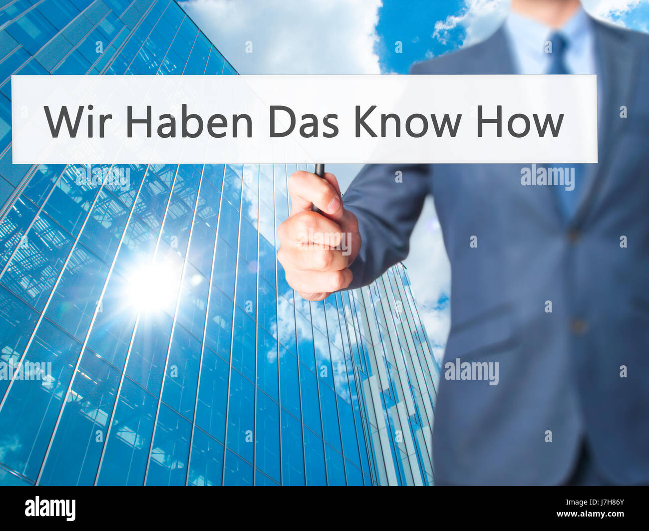 Wir haben Das Know How! (Abbiamo il know-how in tedesco) - Imprenditore mano azienda segno. Business, tecnologia internet concetto. Stock Photo Foto Stock