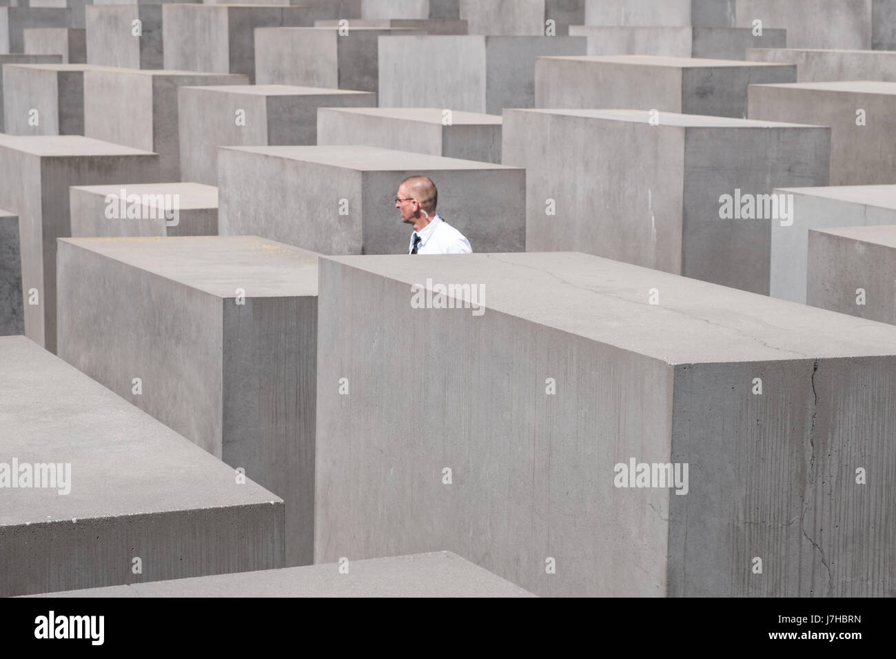 Berlino, Germania - 23 maggio 2017: guardia di sicurezza all'interno del Memoriale di ebrei uccisi in Europa anche noto come il Memoriale dell'Olocausto a Berlino. Foto Stock