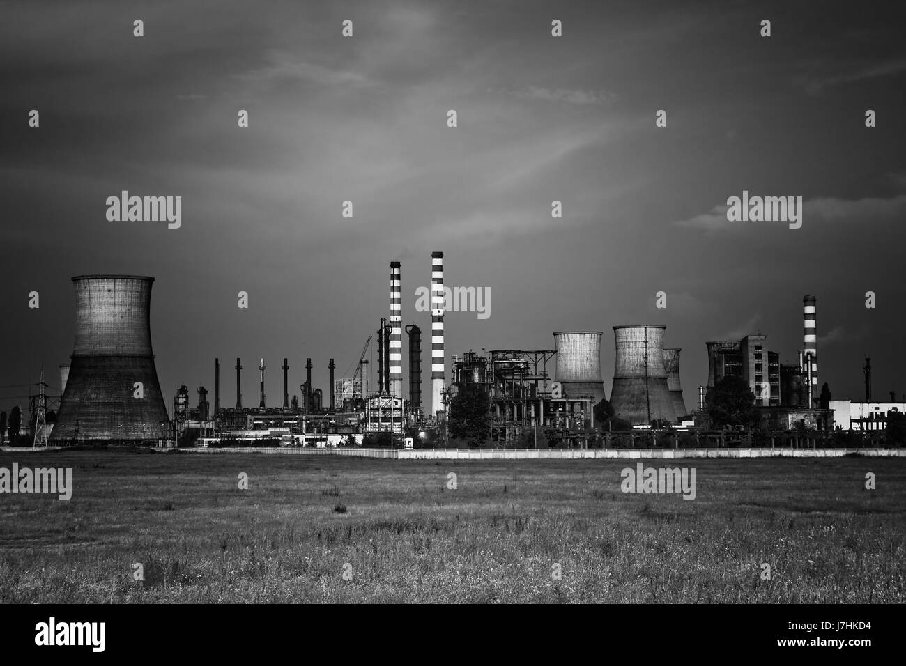Industria torri industriali benzina paesaggio paesaggio di campagna raffineria di natura Foto Stock