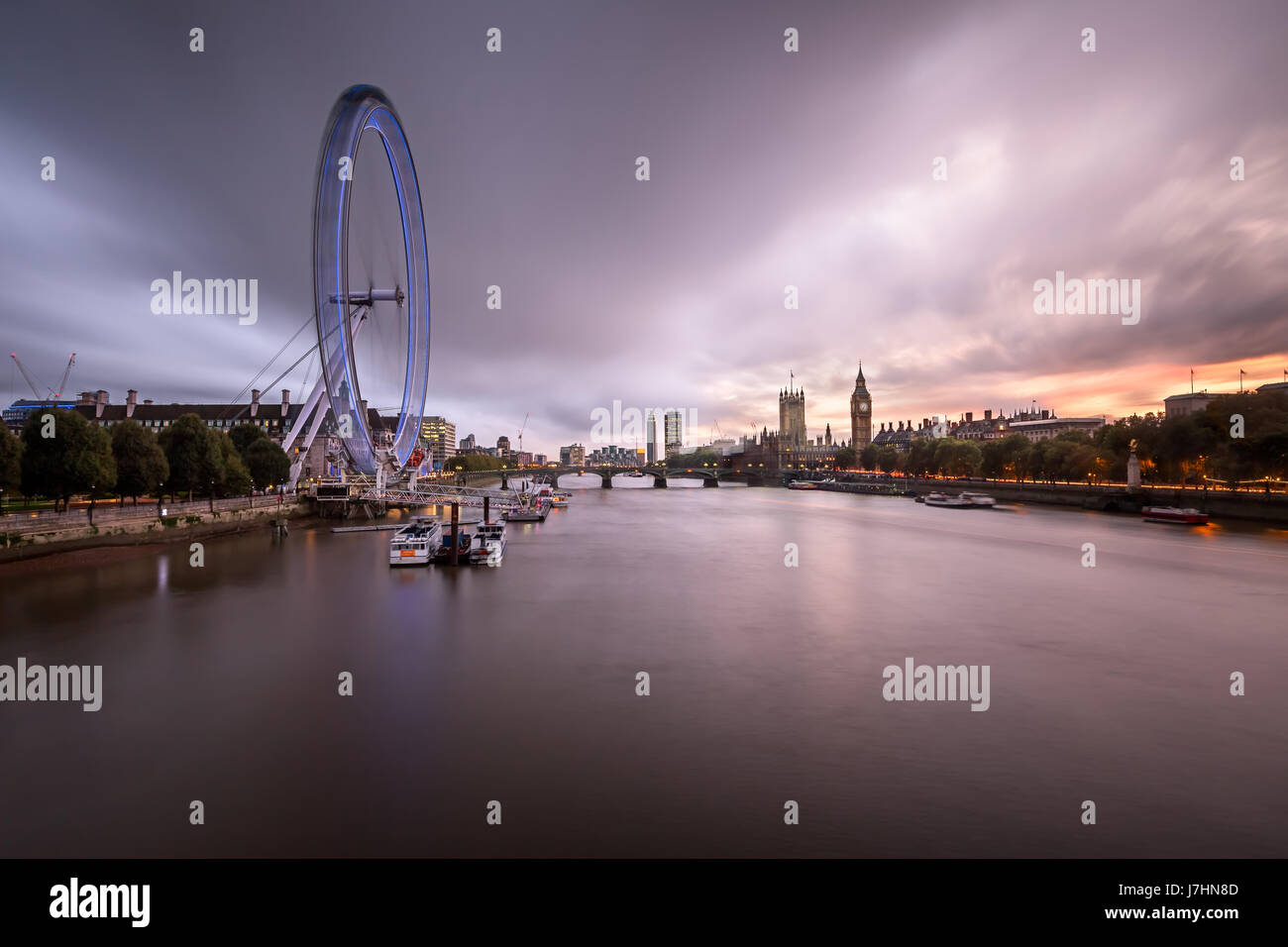 Londra - 6 ottobre: London Eye e il Palazzo di Westminster il 6 ottobre 2014 a Londra. La più grande ruota panoramica Ferris in Europa, struttura del London Eye è Foto Stock