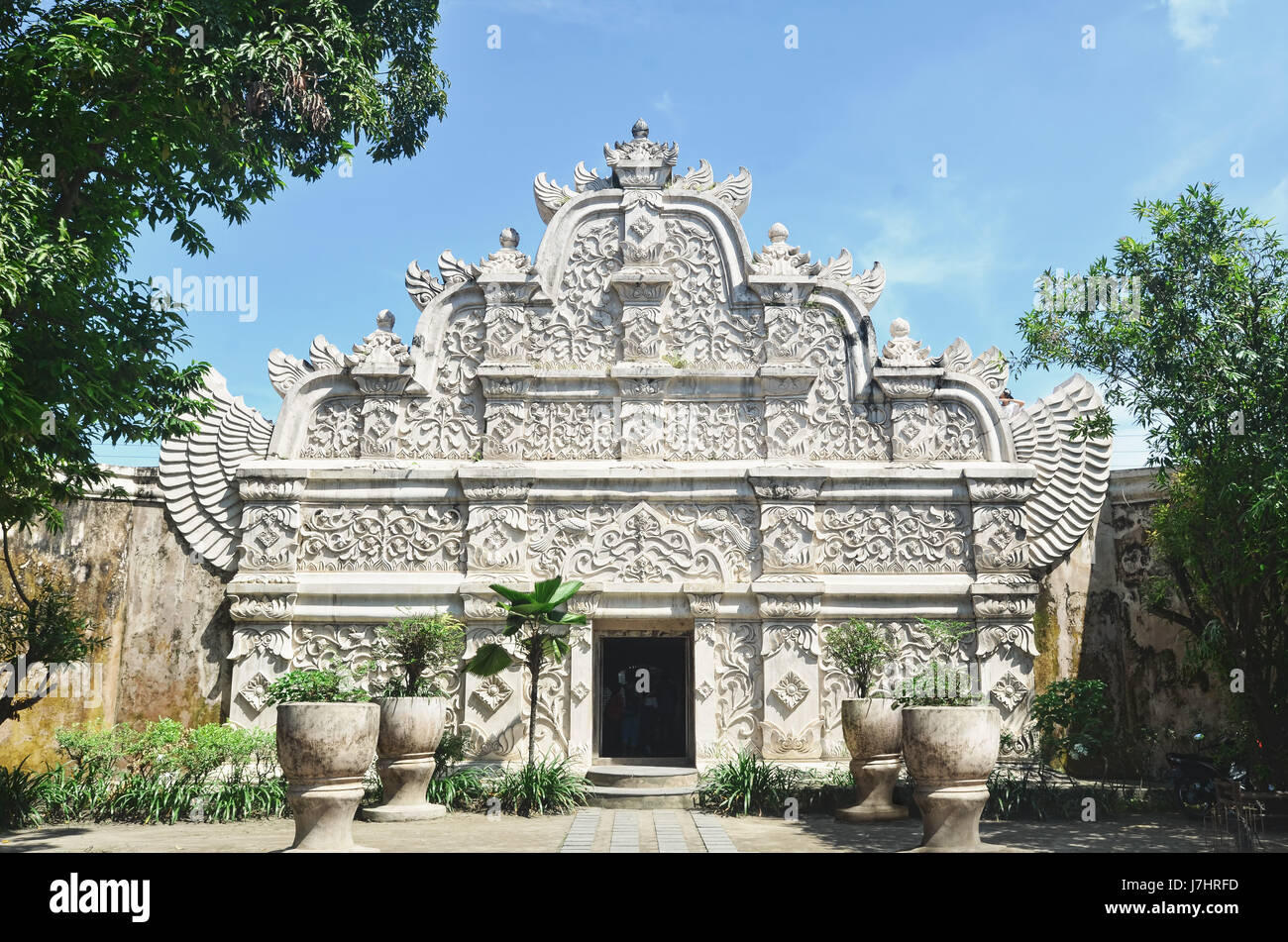 Taman Sari Castello d'acqua west gate decorate con ornamenti di uccelli stilizzati e fioritura foliages Foto Stock