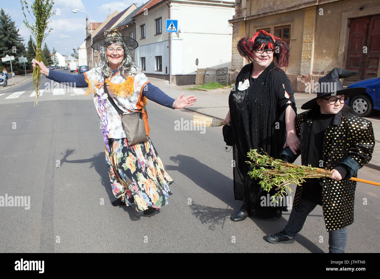 La sera di Valpurga Festival di Primavera in Boemia "streghe" inizia con la sfilata delle streghe attorno al villaggio, Kryry, Boemia occidentale, Repubblica Ceca, UE Foto Stock