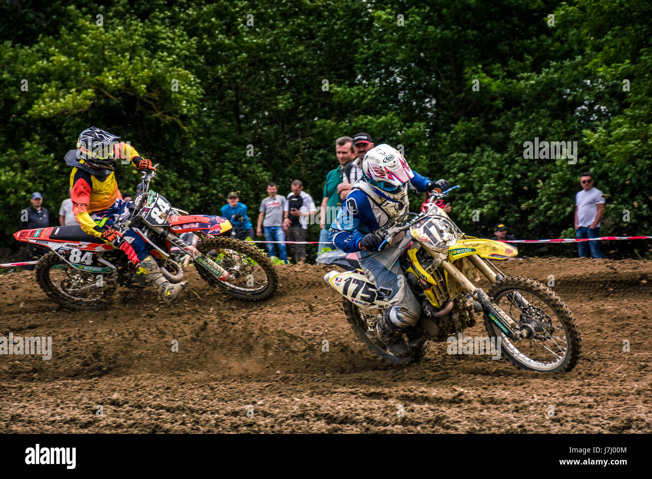 Uzhgorod, Ucraina - 21 Maggio 2017: Extreme enduro MOTO SPORT. KTM racers girare su un angolo di sporcizia. Transcarpazia regionale campionato di motocross Foto Stock