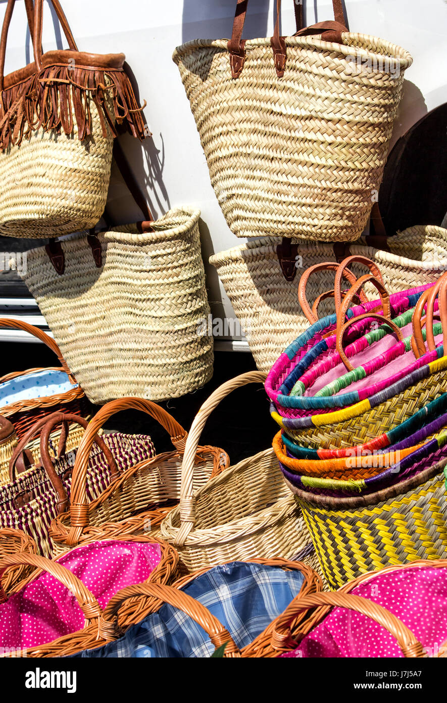 Shopping per colorata borse di paglia e vimini tessuto cesti Foto