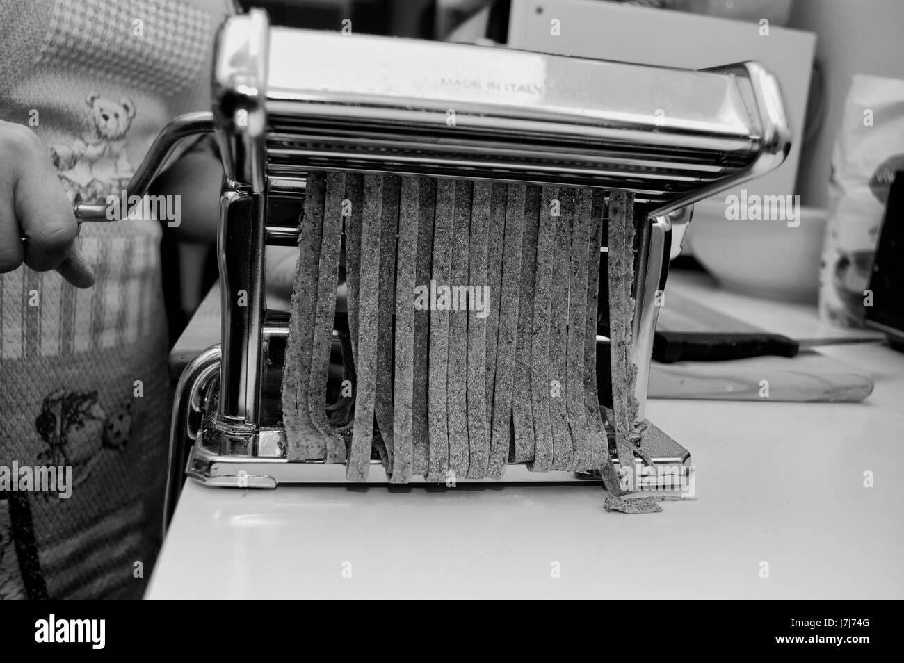 Donna vicino costruzione casa cibo aliment dettaglio mano femmina maschio maschio Foto Stock