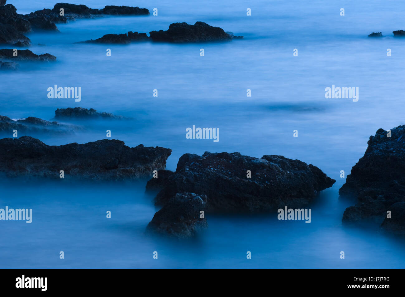 Blu notte romantica notturna haze tenebre grecia mare spiaggia La spiaggia Foto Stock