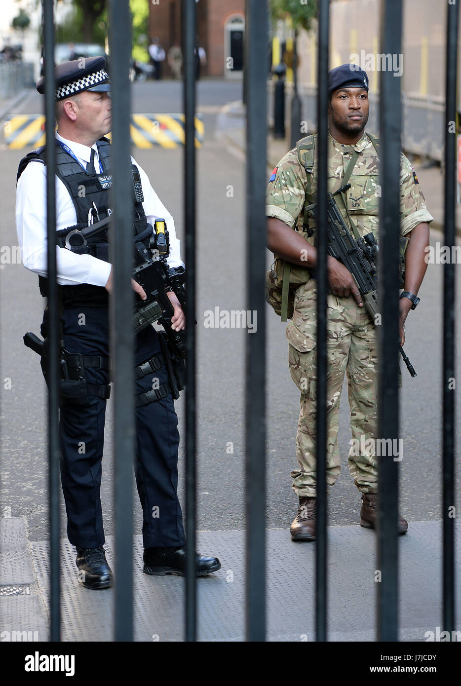 I soldati si uniscono alla polizia di Downing Street, Londra, mentre le truppe armate sono state dispiegate per proteggere le località chiave sotto l'operazione Temperer, che viene promulgata dopo che gli esperti di sicurezza hanno avvertito il governo che un altro attacco terroristico potrebbe essere imminente. Foto Stock