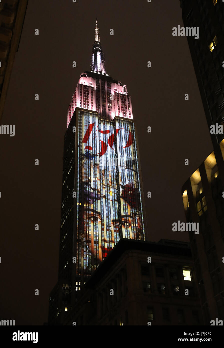 New York skyline iconica sfavillavano ancora di più del solito quando la più iconica Harper's Bazaar Magazine coperture sono state proiettate sul Empire State Building come parte della rivista star-studded centocinquantesimo anniversario. Suggestive immagini di un elenco di stelle adornano la skyline della citta' con un impressionante spettacolo di luci che durò più di tre ore. Le immagini incluse Gwyneth Paltrow il favoloso Marzo 2012 coperchio, Reese Witherspoon di febbraio 2016 coperchio e Rihanna memorabile del marzo 2015 shoot - che ha visto il suo omaggio al film thriller ganasce mentre in posa nella bocca di un grande squalo bianco. Feat Foto Stock