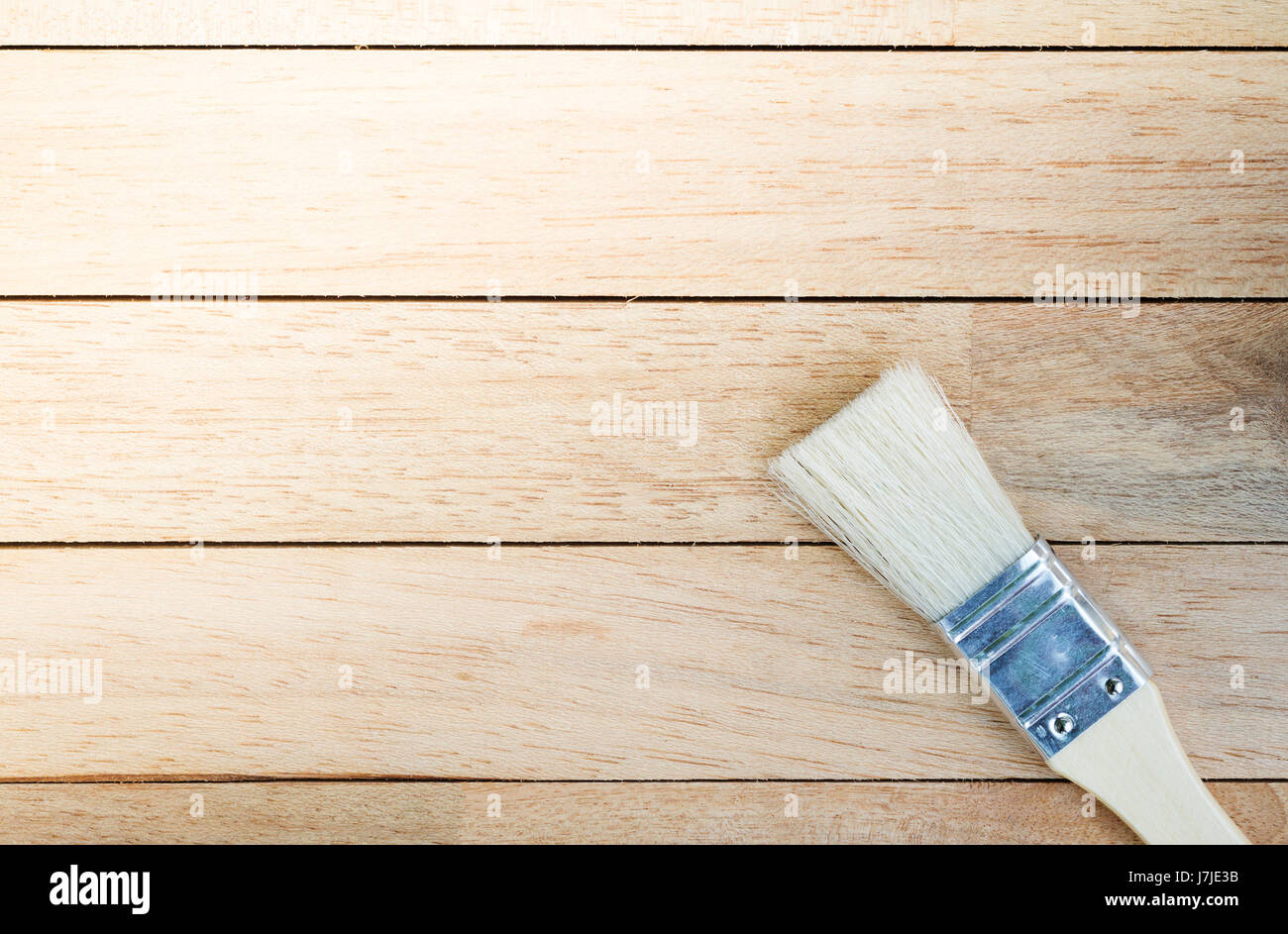 Nuovo pennello bianco su uno sfondo di legno Foto Stock