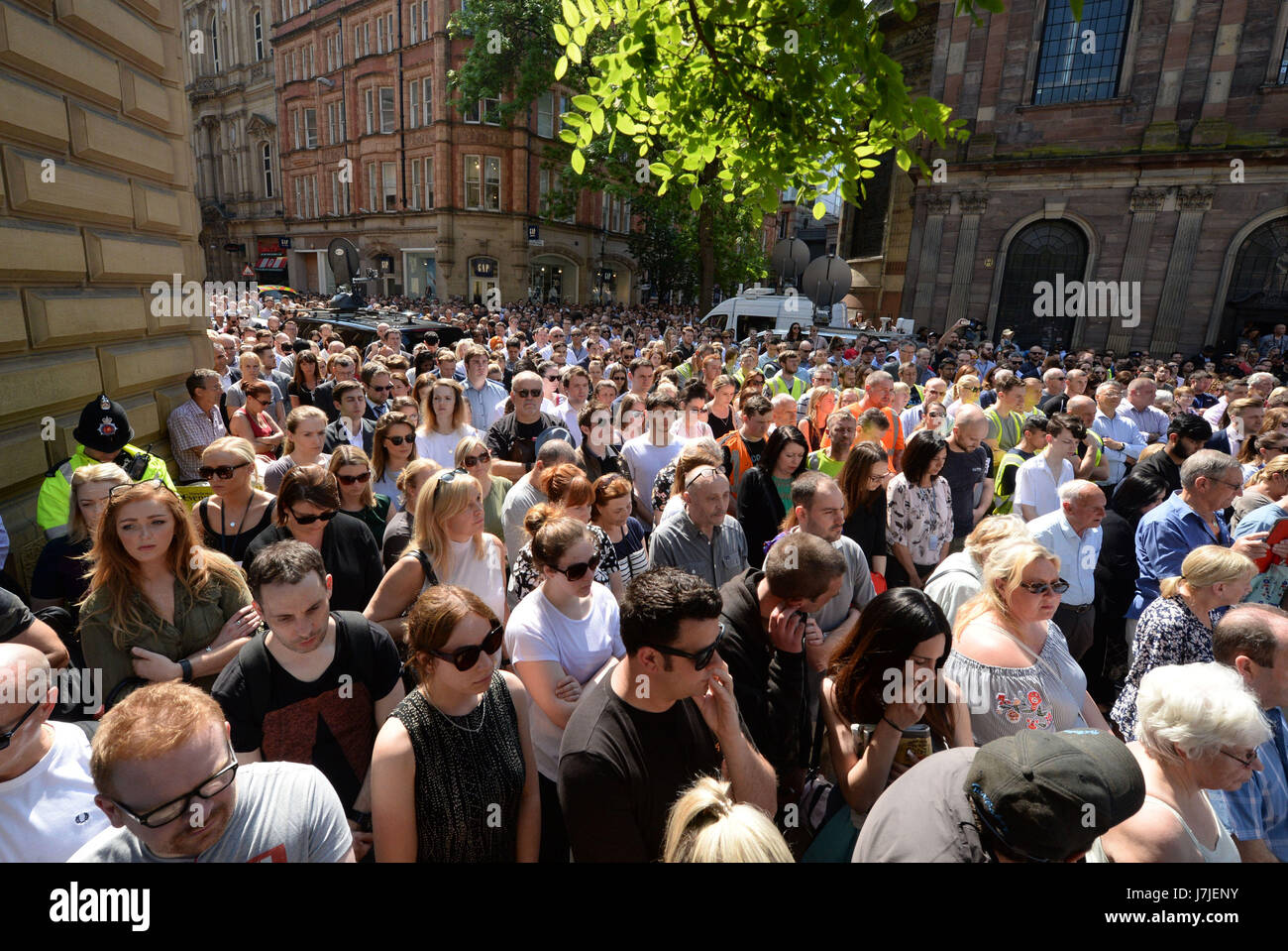 Persone di osservare un minuto di silenzio in St Ann's Square, Manchester, per ricordare le vittime del terrore attacco nella città in precedenza questa settimana. Foto Stock