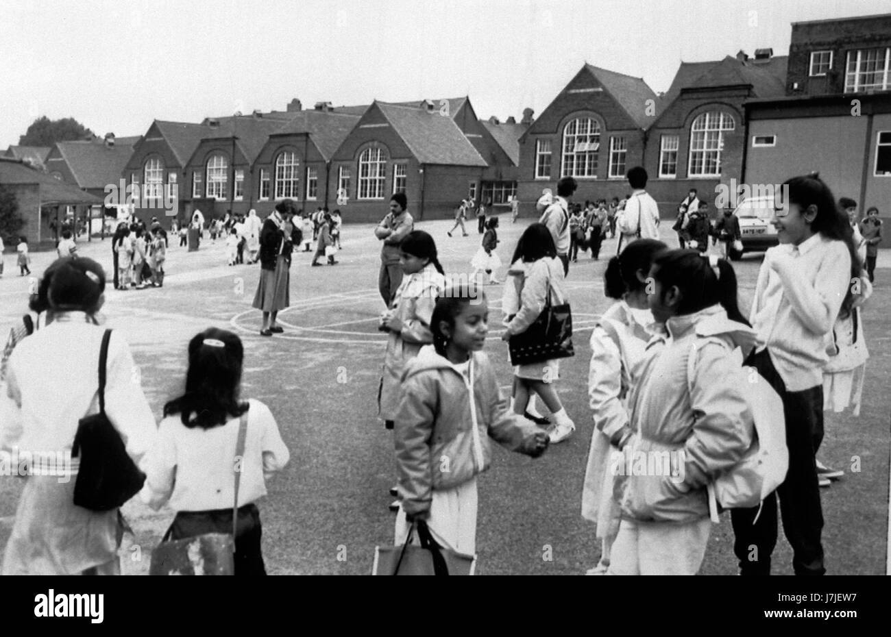 I bambini nel parco giochi della Scuola di Springfield in Moseley, Birmingham. *Regno Unito solo Provs Foto Stock