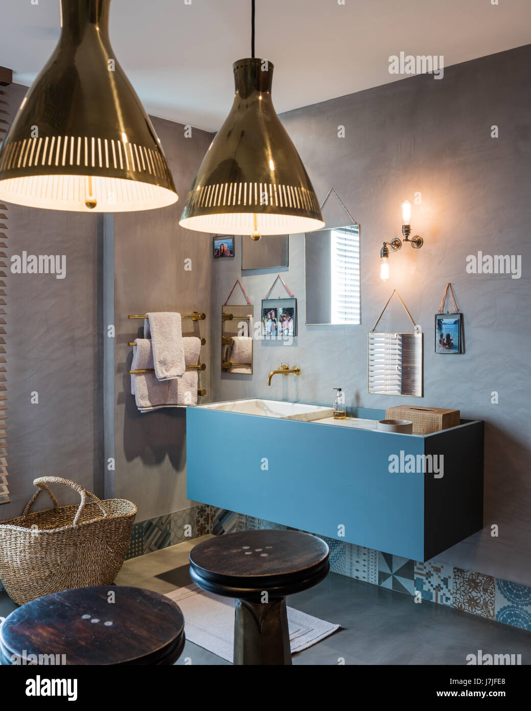 Coppia di corrispondenti luci pendente in bagno con specchi assortiti sopra lavabo Foto Stock