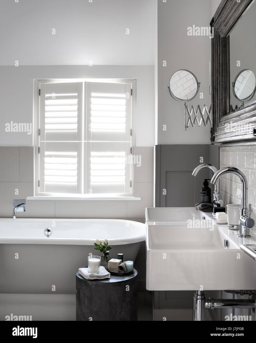 Bagno con toeletta doppia unità e free standing bath. Le pareti sono dipinte in francese grigio scuro a poco Greene Foto Stock