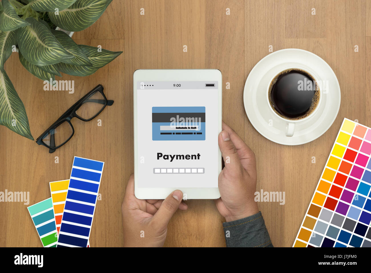 Uomo che utilizza i pagamenti mobili online shopping m-banking Internet Marketing globale Foto Stock