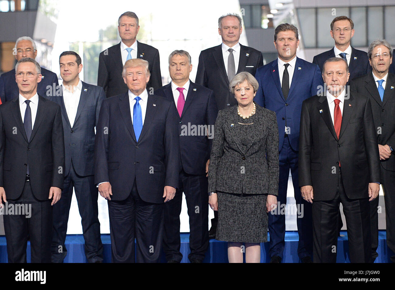 (Anteriore da sinistra a destra) il segretario generale della NATO Jens Stoltenberg, il presidente statunitense Donald Trump, Primo Ministro Theresa Maggio e Presidente della Turchia Recep Tayyip Erdogan, durante l'Organizzazione del Trattato del Nord Atlantico (NATO) Vertice di Bruxelles. Foto Stock